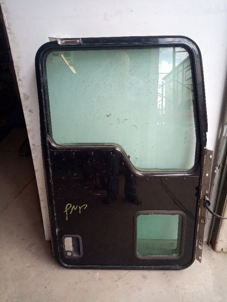 2016 Kenworth T660 Right Front Door, Power   (9728518