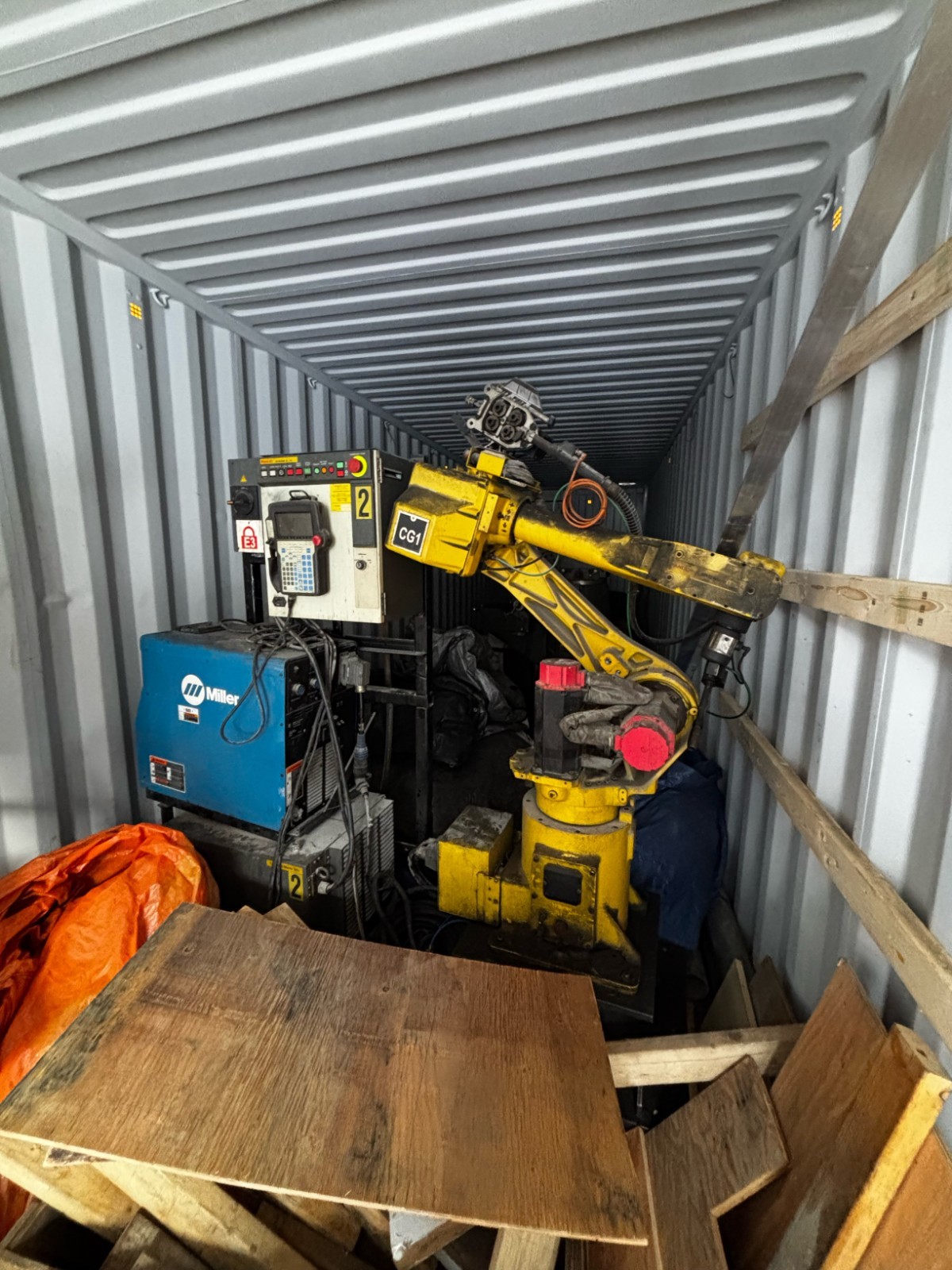 FANUC ARCMATE 120IL with miller Auto Invision 2 welder