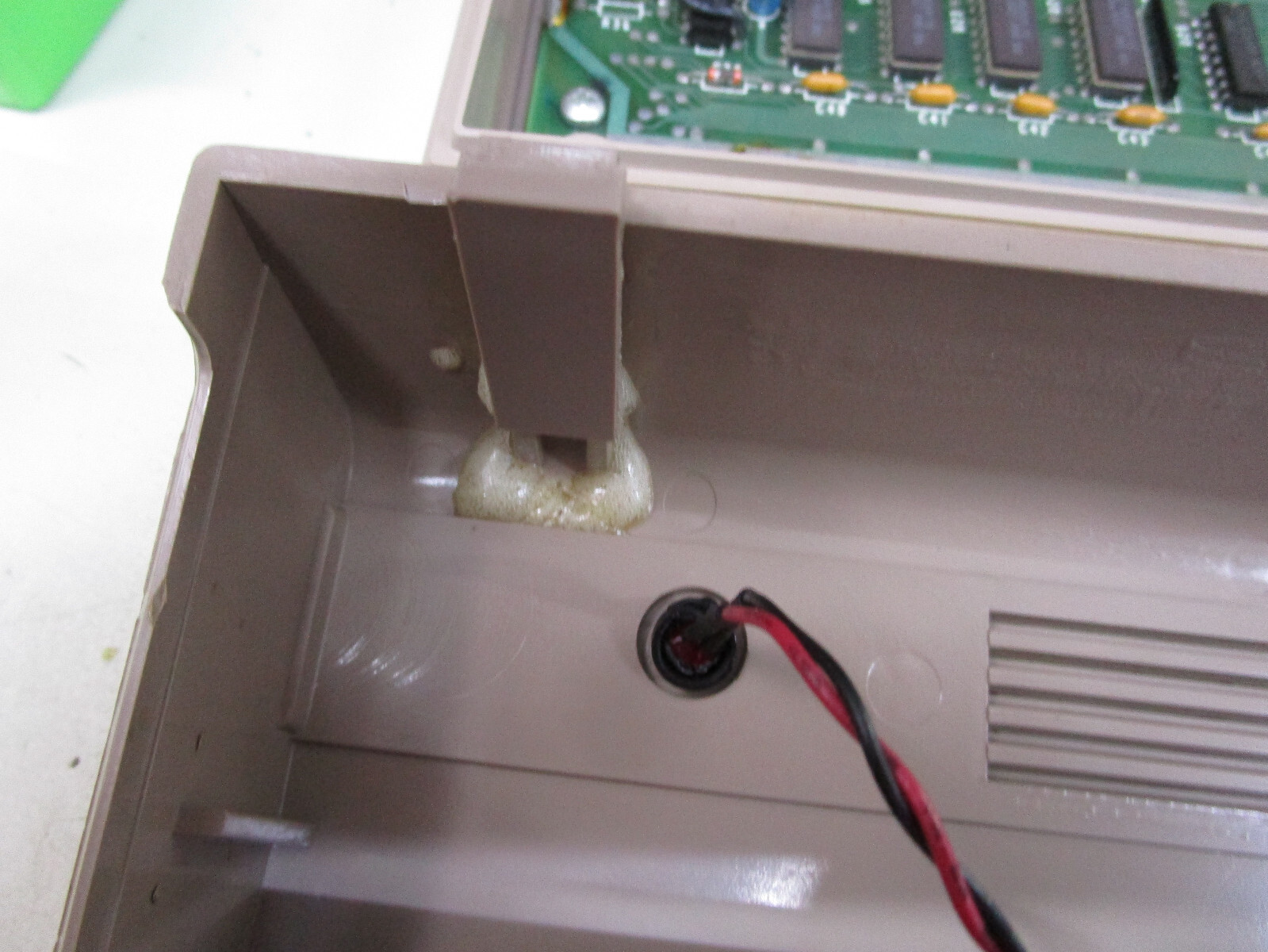 COMMODORE 64 COMPUTER 326298 HEATSINKS CERAMIC TESTED AND WORKING LOT #70