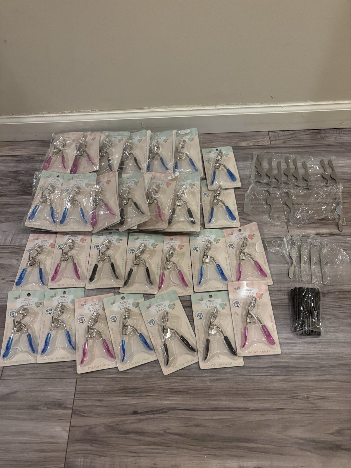 Flyyan Wholesale 40 Pcs Eyelash Curler , With Bonus Eyelash Tweezers , $2 /pcs