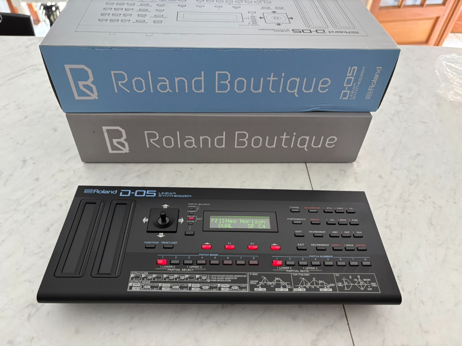 Roland D-05 Synthesizer