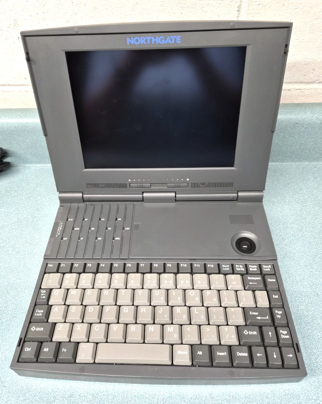 Vintage Northgate ZXPortable II 486 Laptop Nan Tan FMA6500M Power Beeps Clean