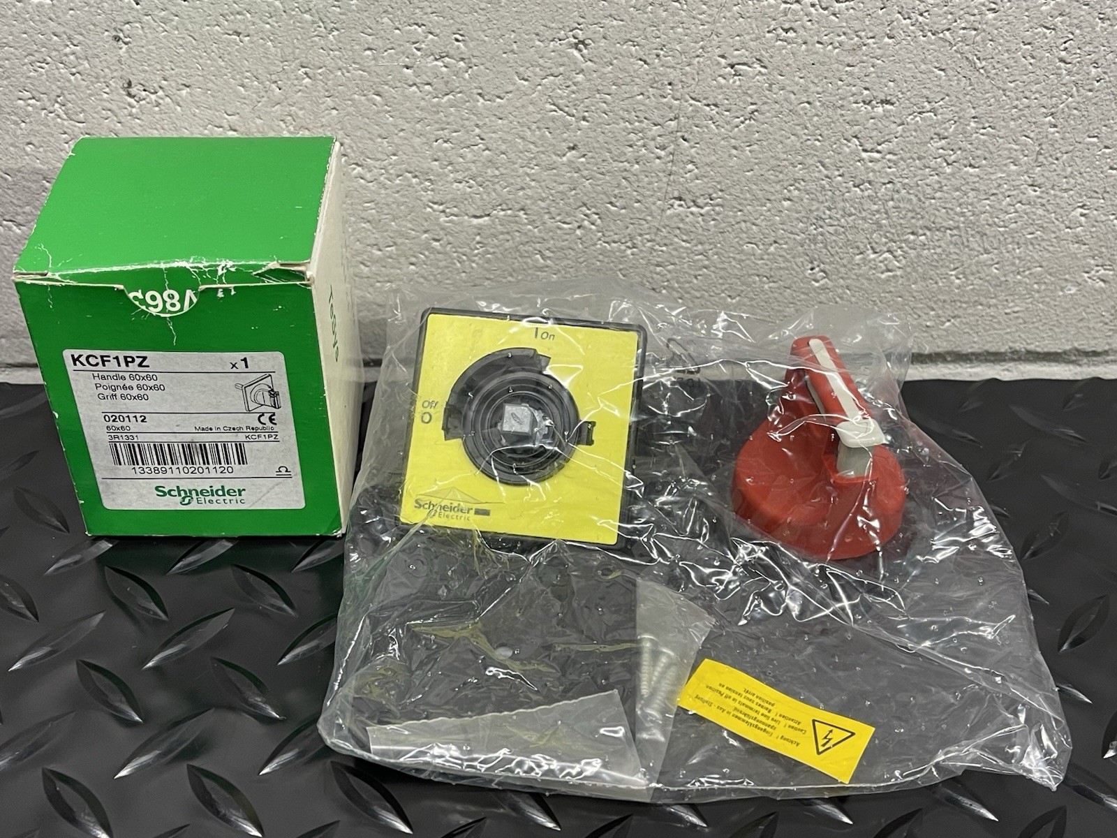 SCHNEIDER ELECTRIC KCF1PZ HANDLE MAIN POWER/EMERGENCY STOP 60x60mm