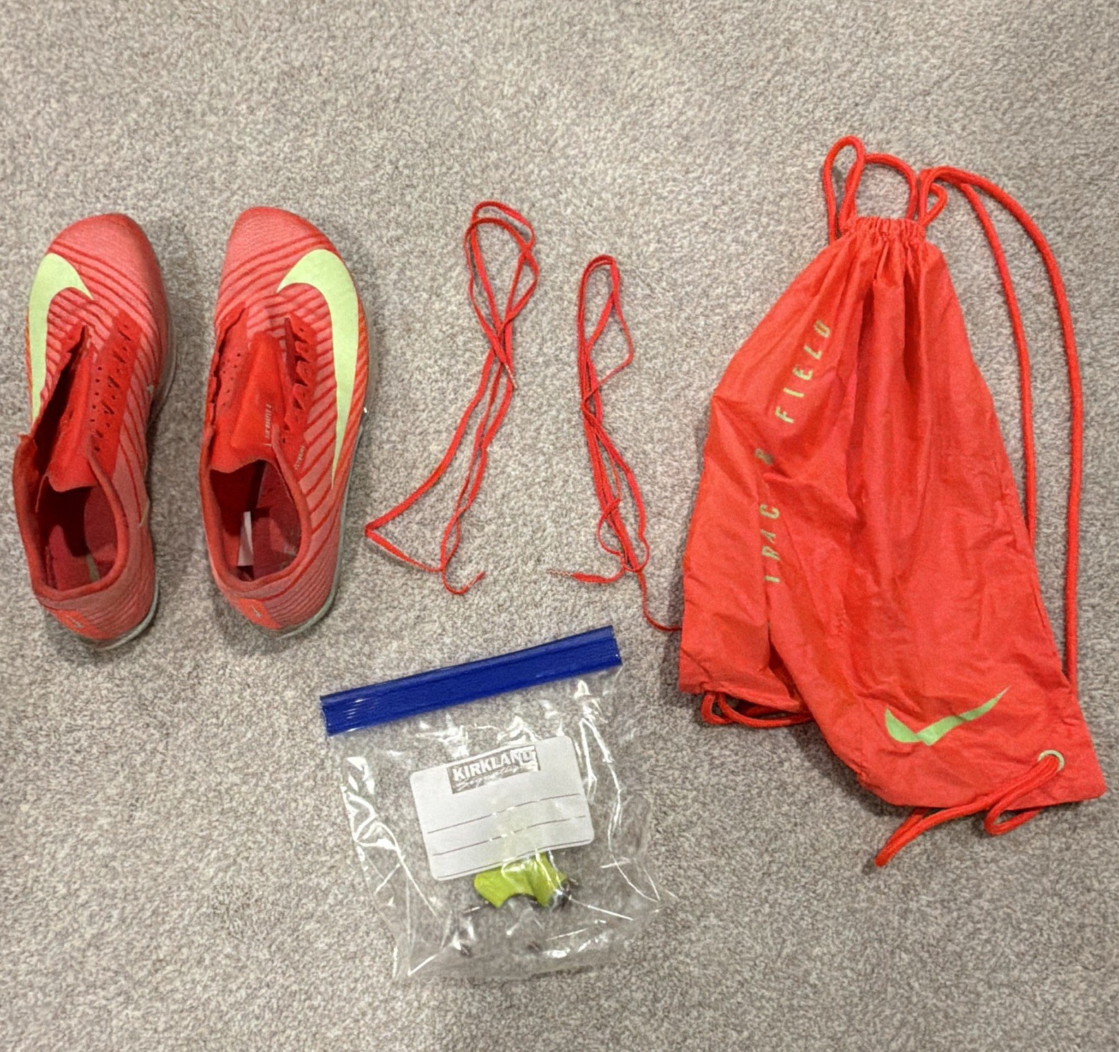 Nike Zoom Men’s Low Top Red/Green Striped Lace-Up Athletic Sneakers + Bag
