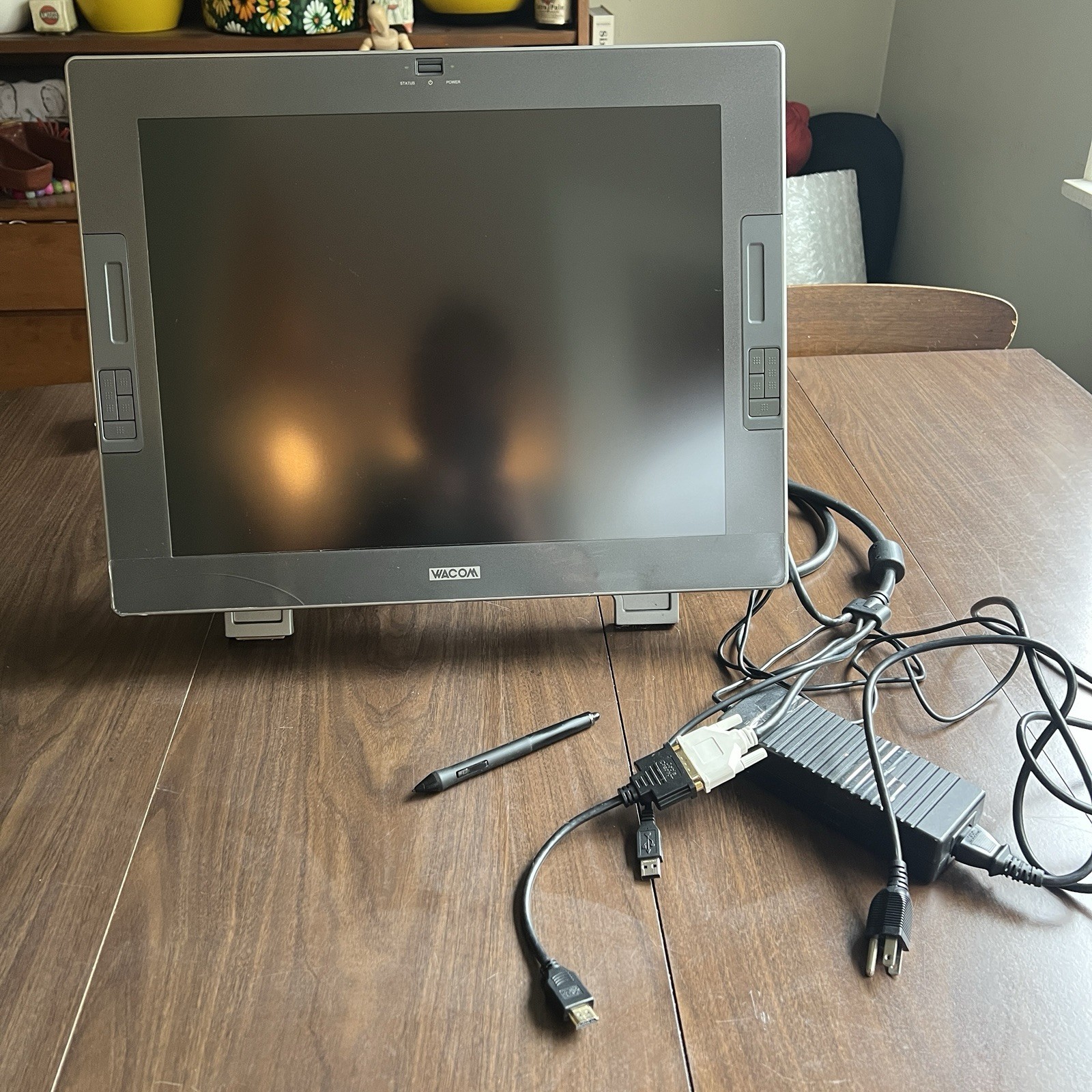 WACOM CINTIQ 21UX DTZ-2100/G TABLET  With stand, pen, pwr cord, dvi to HDMI