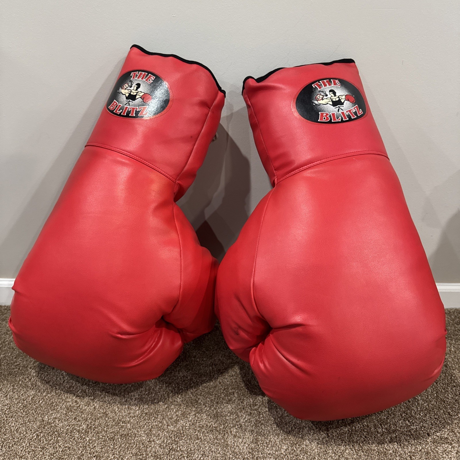 Massive Sporting Goods Store Gym Display Boxing Gloves Novelty The Blitz 75oz