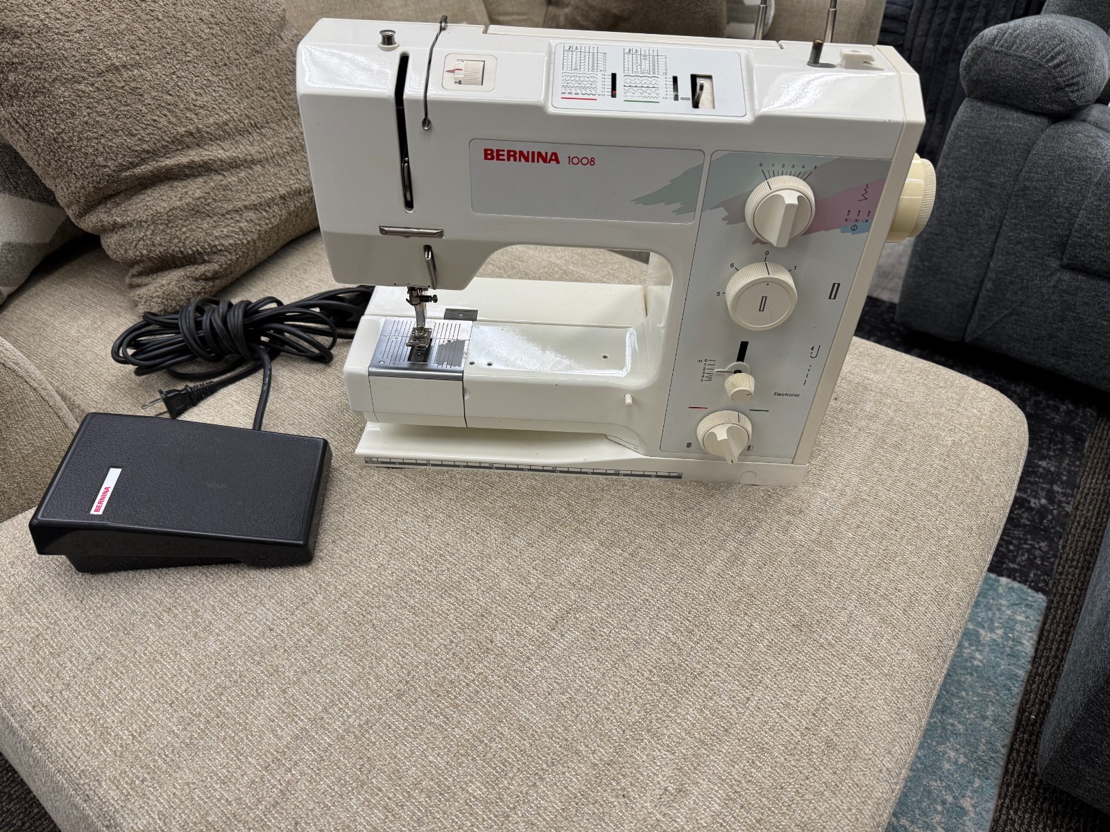 BERNINA 1008 Electric Sewing Machine Portable Free Arm Quilting Denim Wool