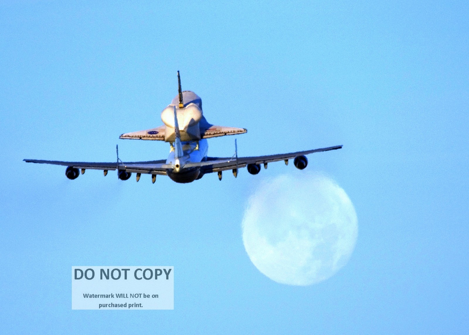 5X7 PHOTO  SPACE SHUTTLE ATLANTIS ON SHUTTLE CARRIER AIRCRAFT WITH MOON (AA-236)