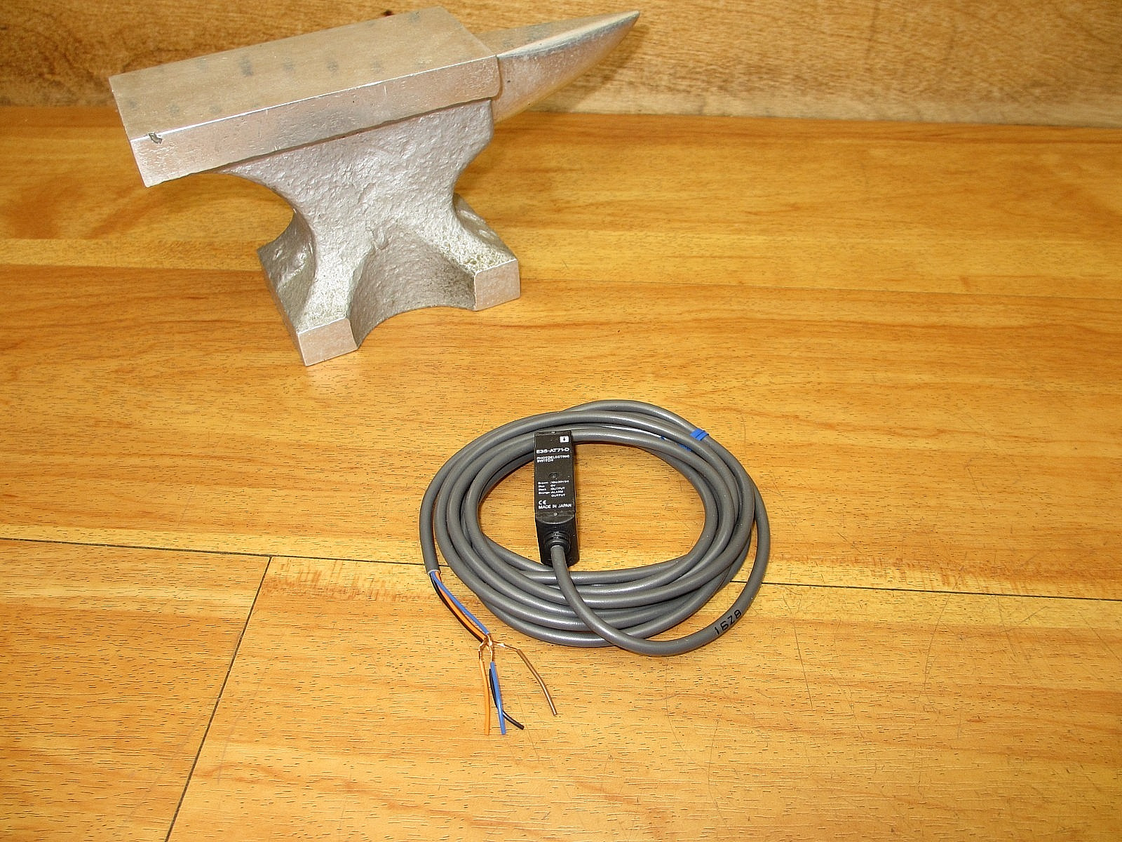 Omron E3S-AT71-D *NEW* Photoelectric Switch Sensor **USA SELLER**