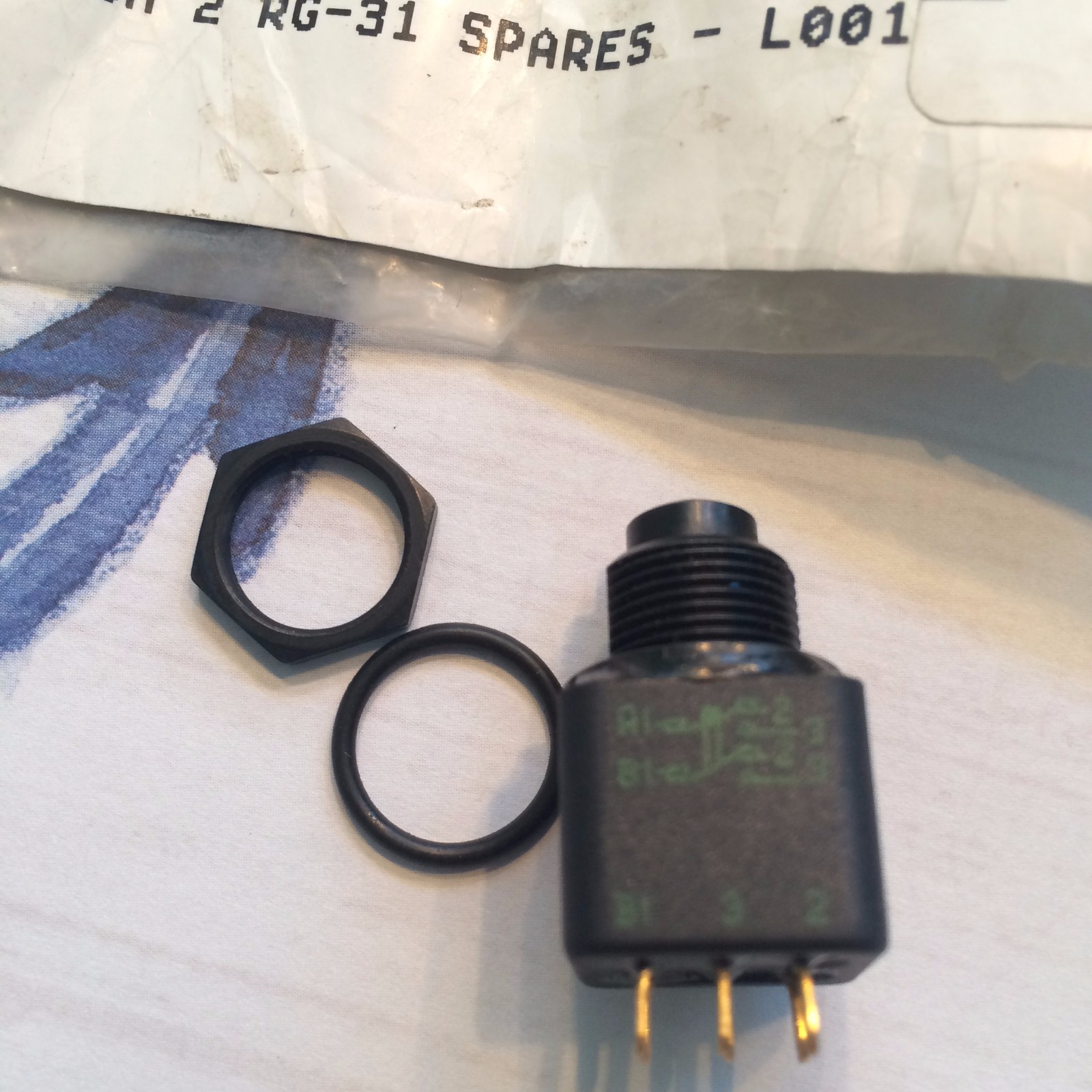 APEM2 07-51 Push Switch, NSN:5930 14 457 4264
