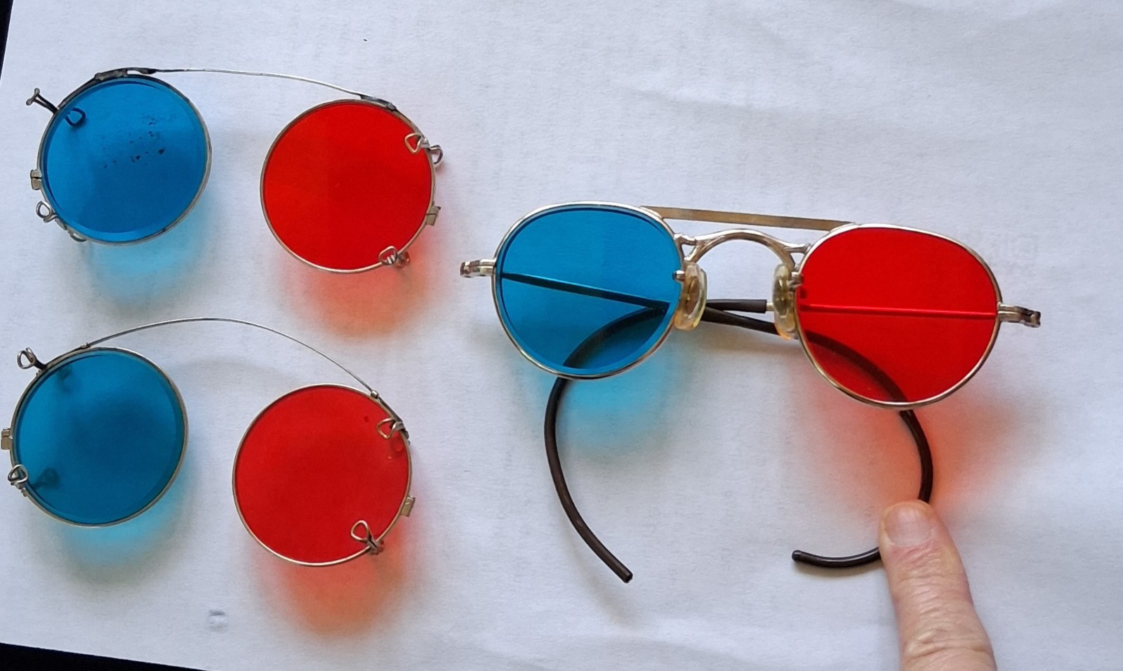 Vintage  Anaglyph 3D Glasses Red And Blue Glasses with 2 Clip Ons Lot