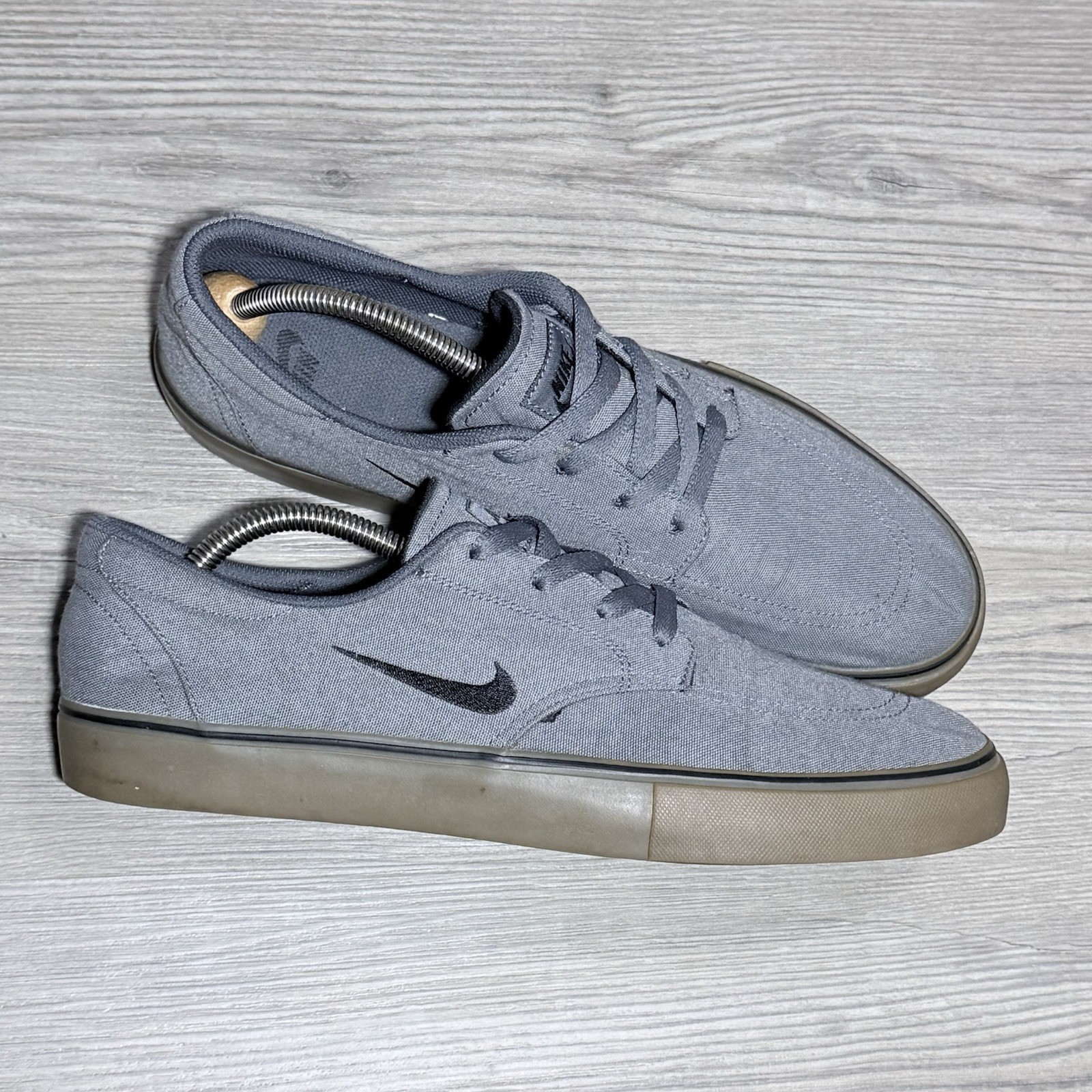 Nike SB Clutch Men’s Shoes Size 11 Gray Canvas Gum Sole Sneakers 729825-002