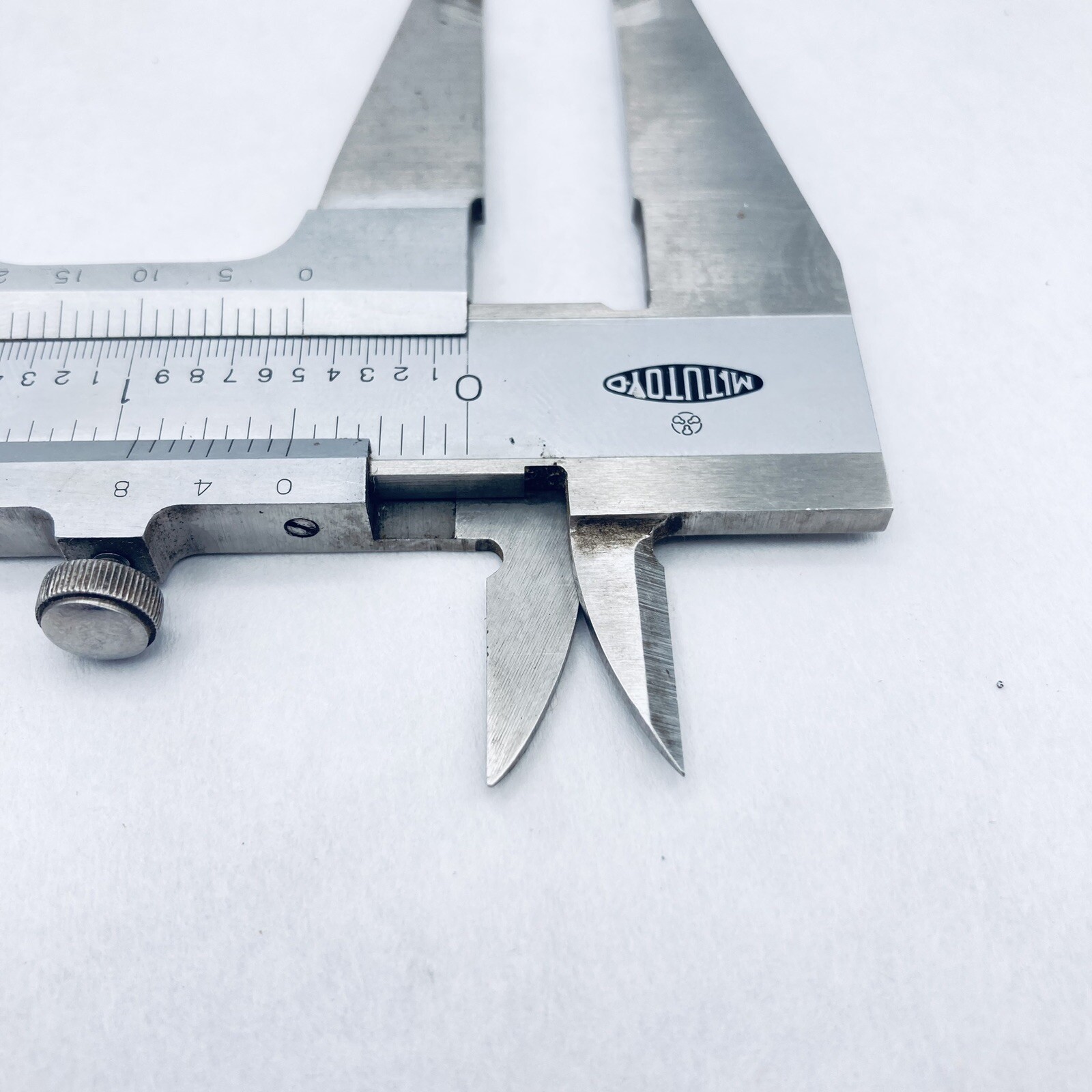 MITUTOYO 532-105 Precision Vernier Caliper with Fine Adjustment 0-7" & Case