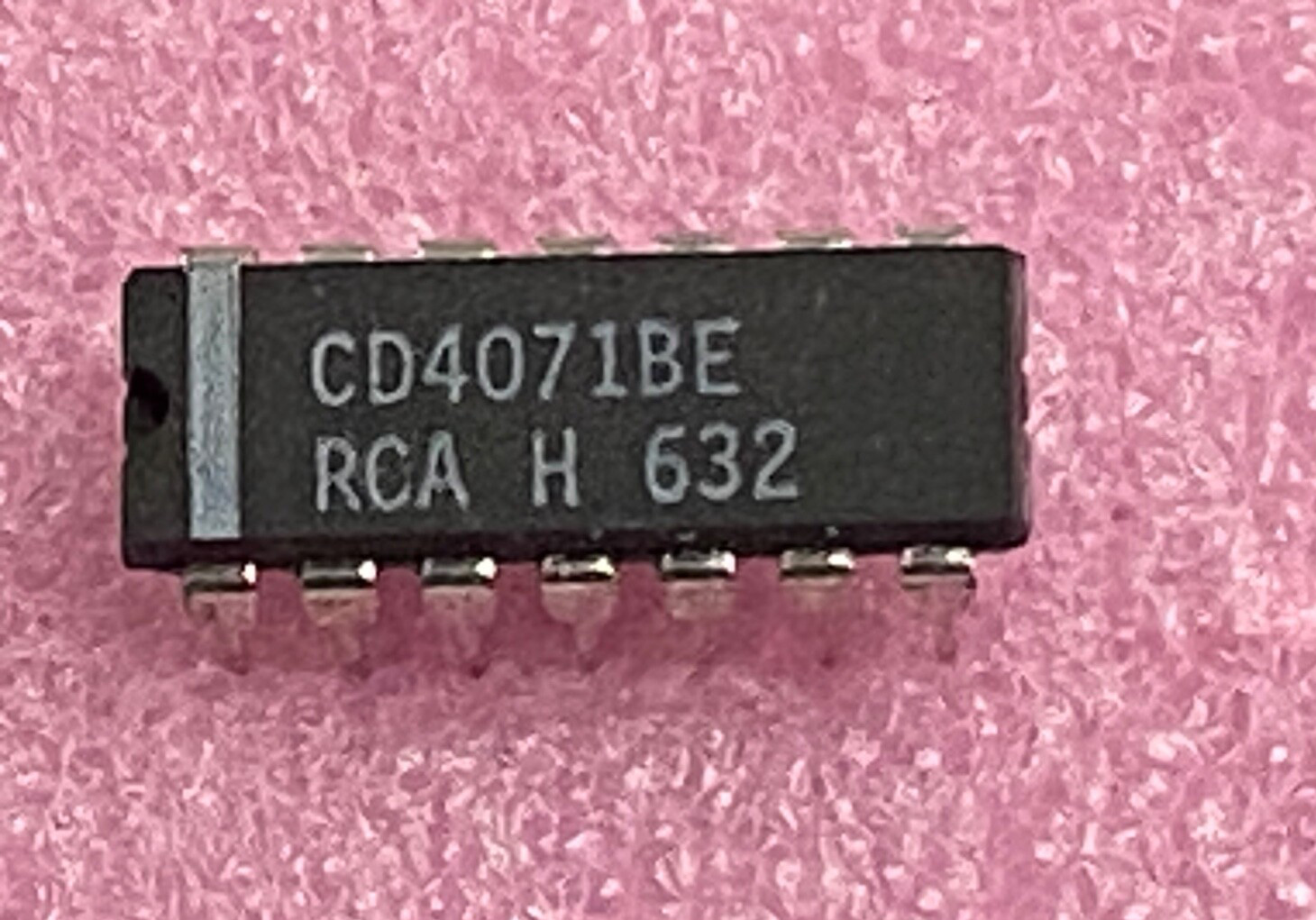 RCA CD4071BE quad 2-input OR gate Integrated Circuit
