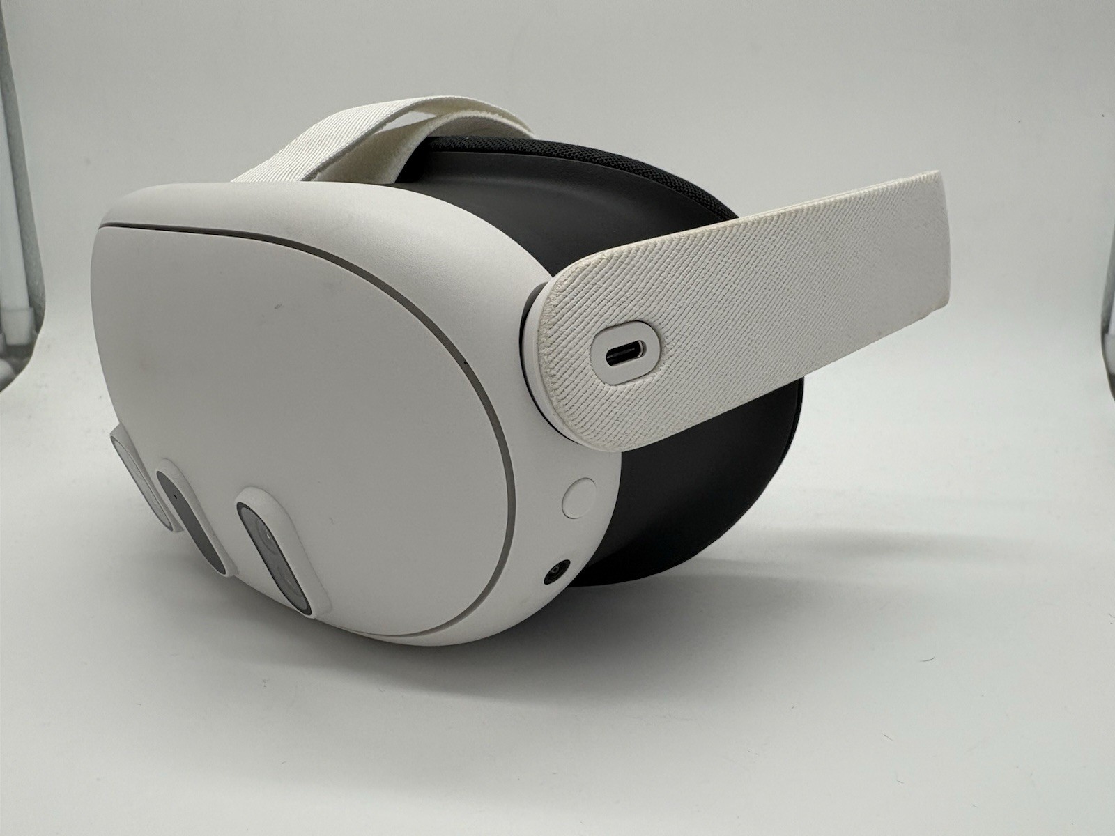Meta Quest 3, 512GB VR Headset (HEADSET ONLY) *decent* *lens wear*