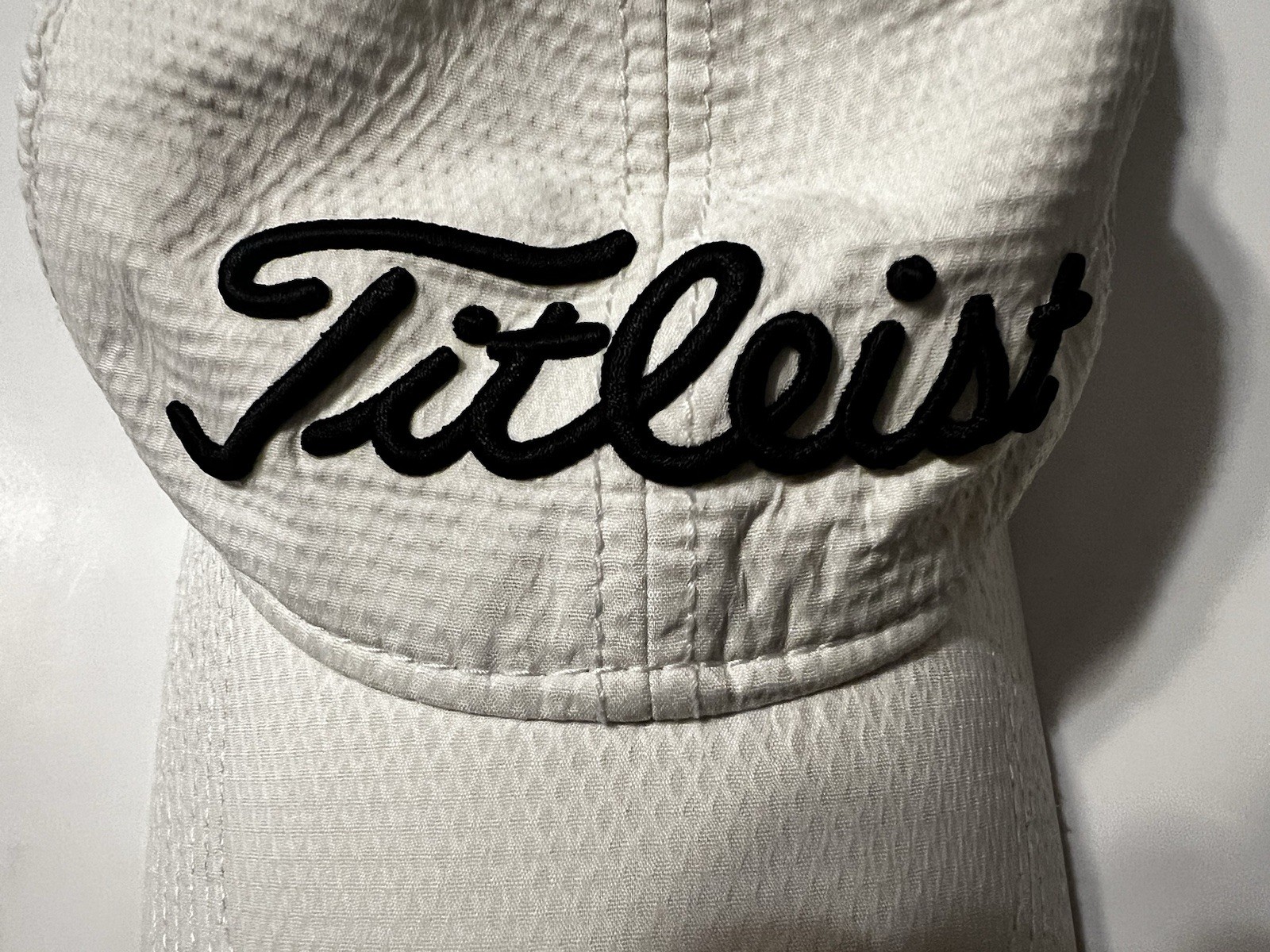 Titilist Men’s Golf Hat White With Black Embroidered Logo