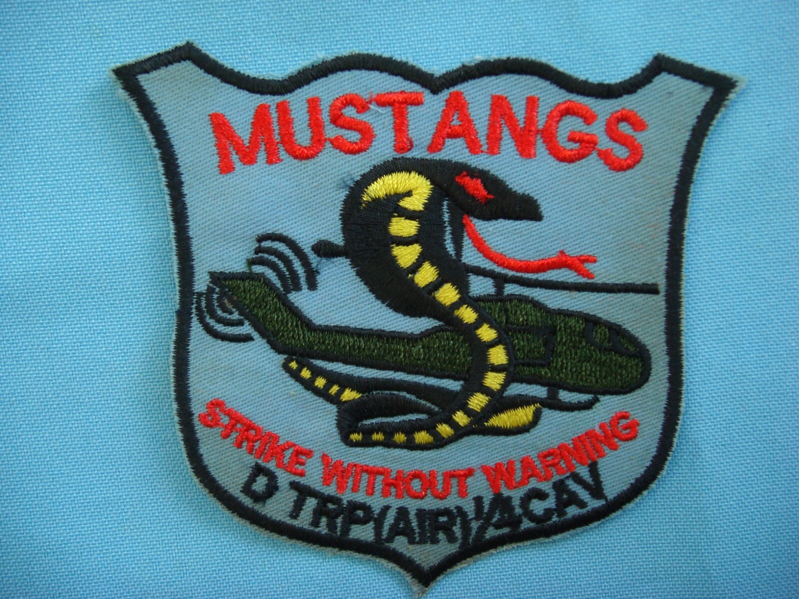 VIETNAM WAR PATCH US D TROOP AIR 1/4 CAVALRY RGT MUSTANGS STRIKE WITHOUT WARNING