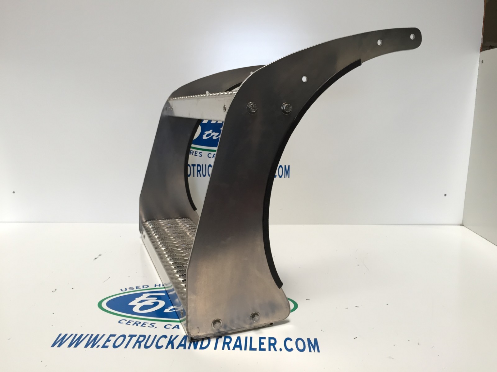 Peterbilt 23" Fuel Tank Step Kit Heavy Duty