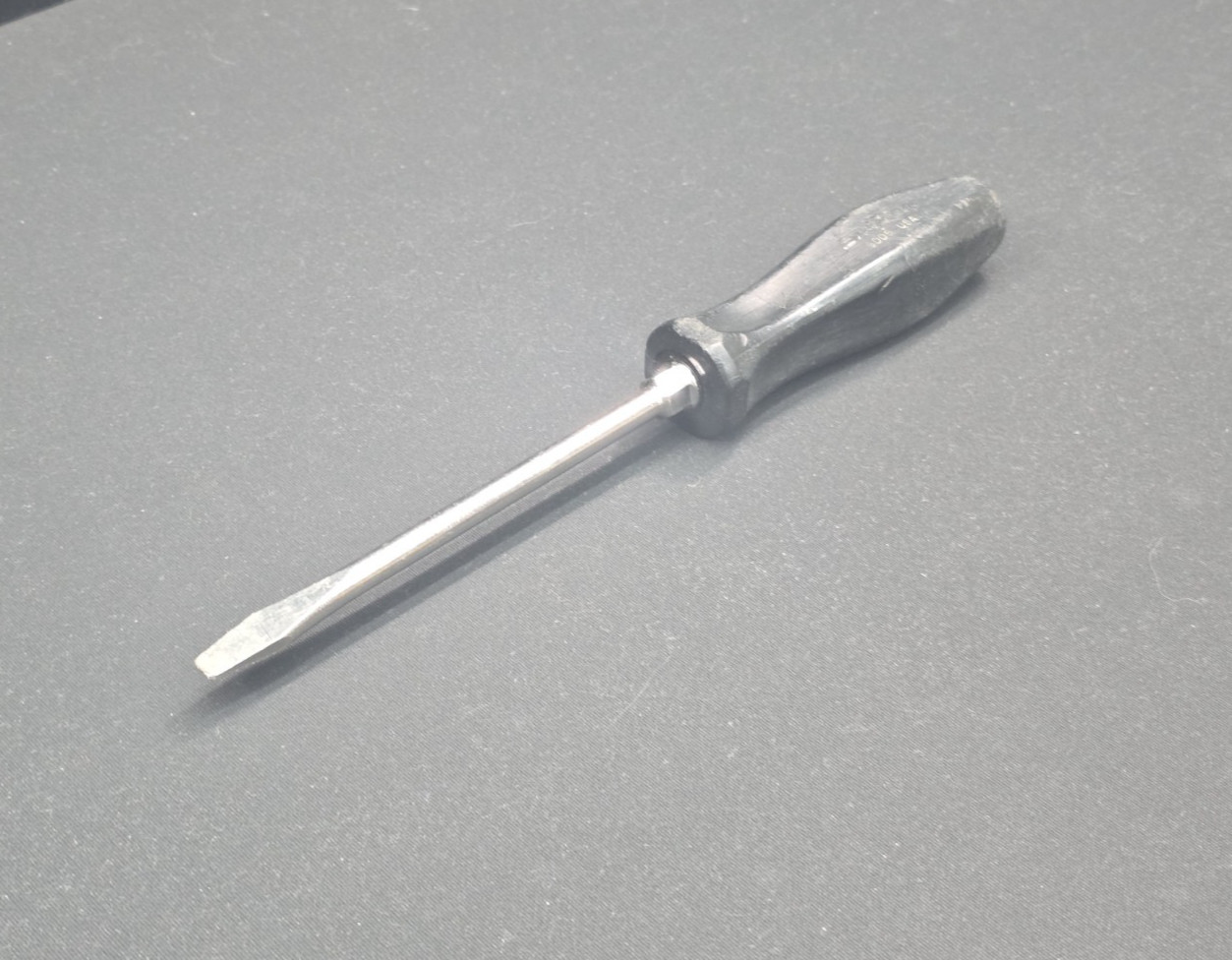 Snap On Black Hard Handle Flat Head Screwdriver SDD6