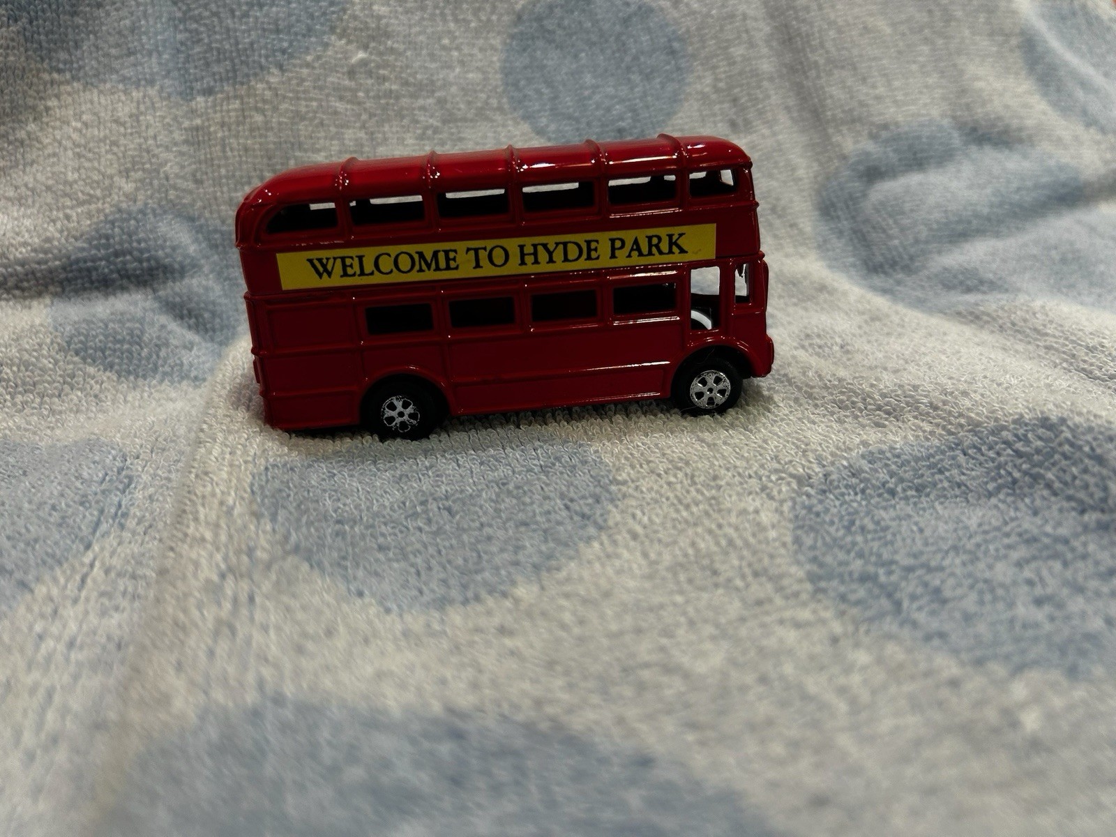 Die Cast Metal Desk Top Pencil Sharpener Red Bus - Welcome to Hyde Park (4g)