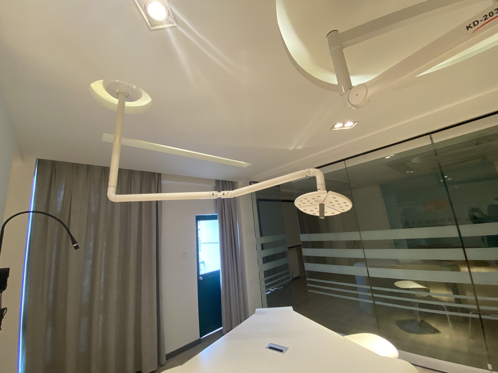 Dental LED Shadowless Ceiling Mounted Operating Examination Lamp KD-2018D-1 USA