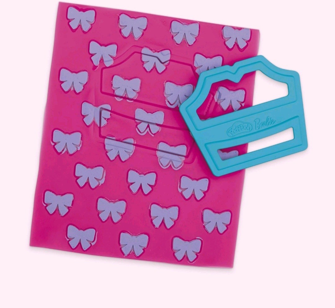 Play-Doh Barbie Ruffles and Bows Set, Make Doll Clothes with Modeling Compoun...
