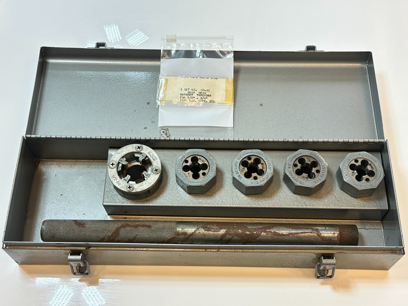 Set No. 00 20 Drop Head Ratchet Threader for 1/2” to 3/4” Pipe B.H. Amer. STD.