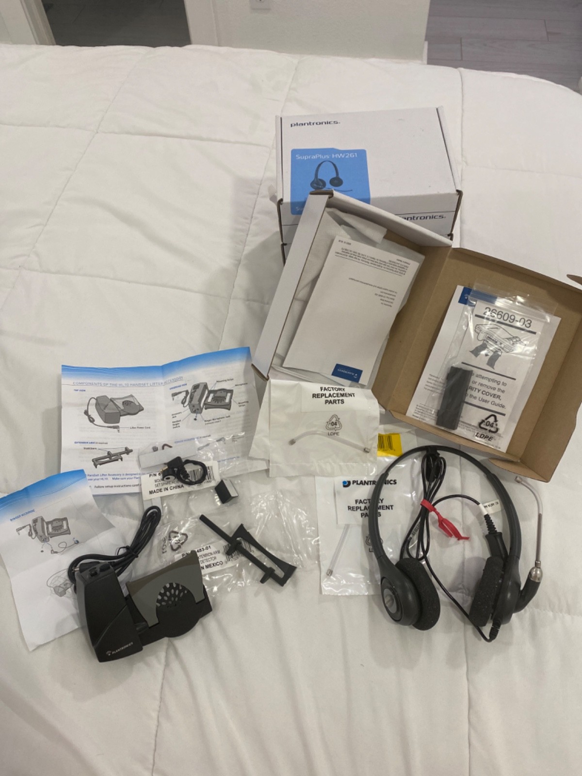 New Plantronics SupraPlus HW261Headset & HL10 Handset lifter Bubdle