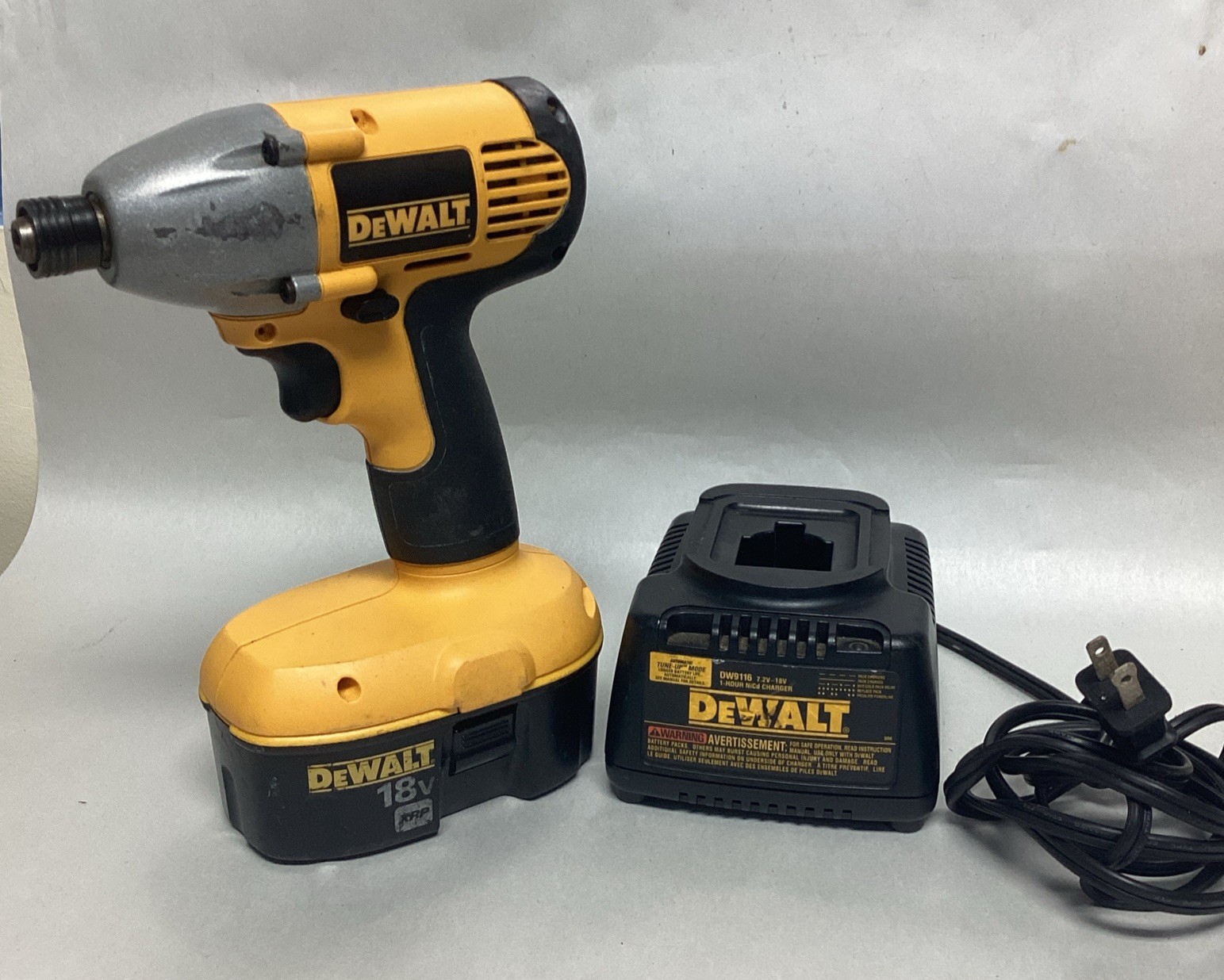 DeWALT LOT DW056 Cordless 1/4" Impact Driver & DW988 1/2" Battery & Charger