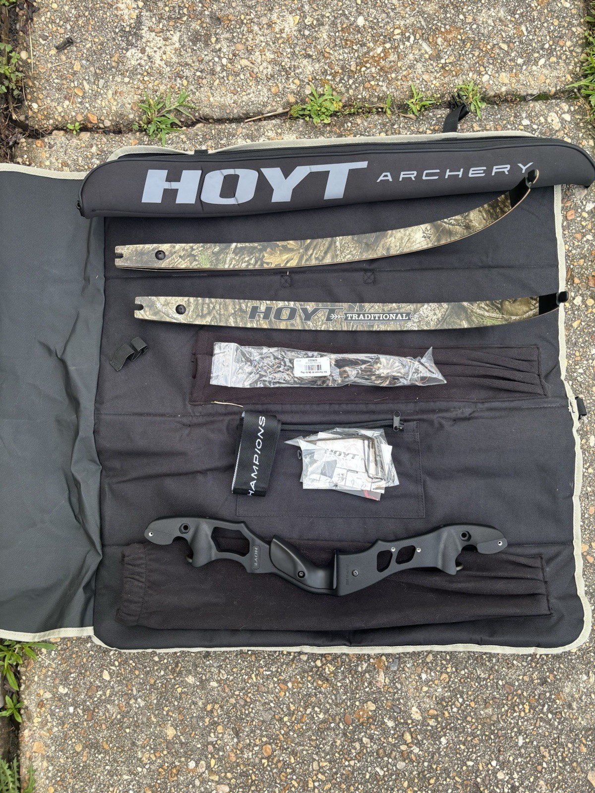Hoyt Satori Traditional ILF Recurve Bow Realtree camo 40lbs Limbs RH