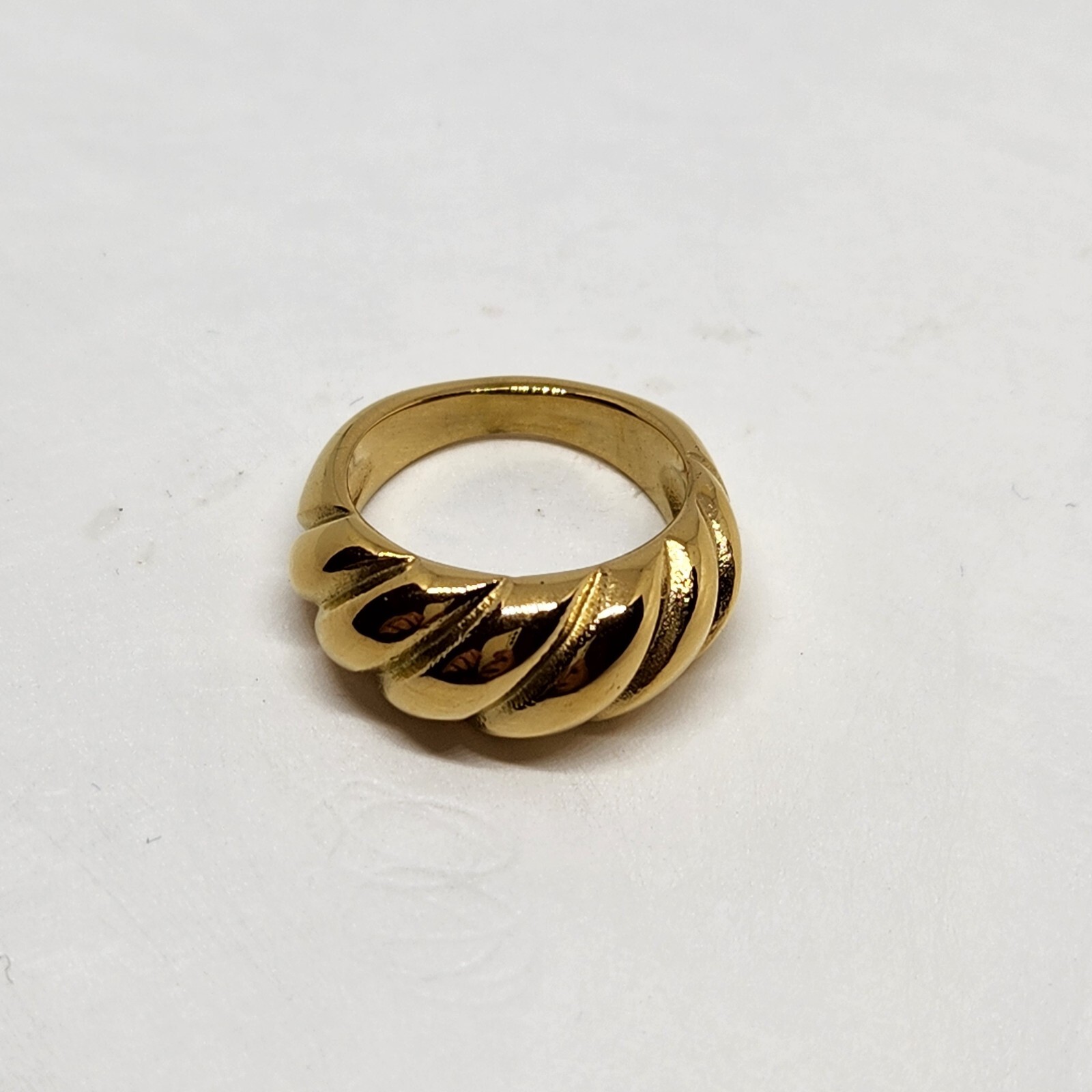 Fashion Ring Gold Tone Twist Shell Size 6.25