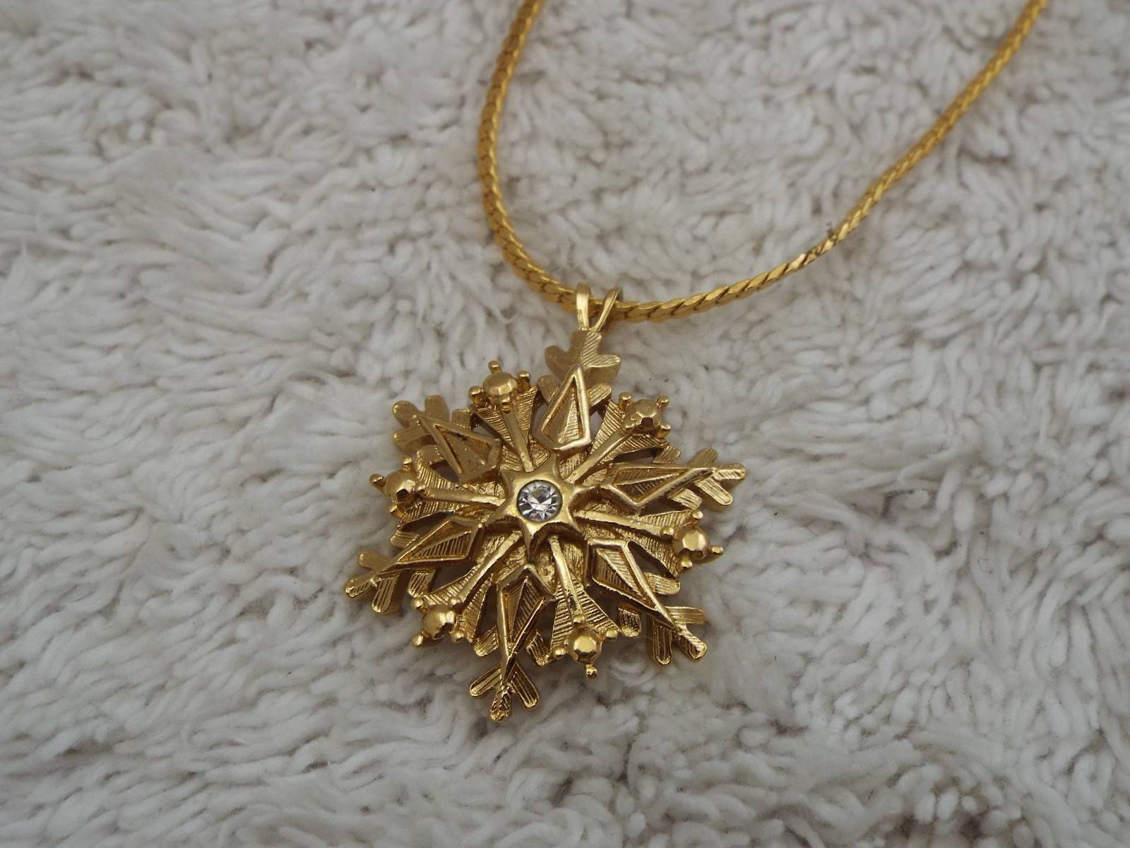 Goldtone Snowflake Pendant Necklace (G28)