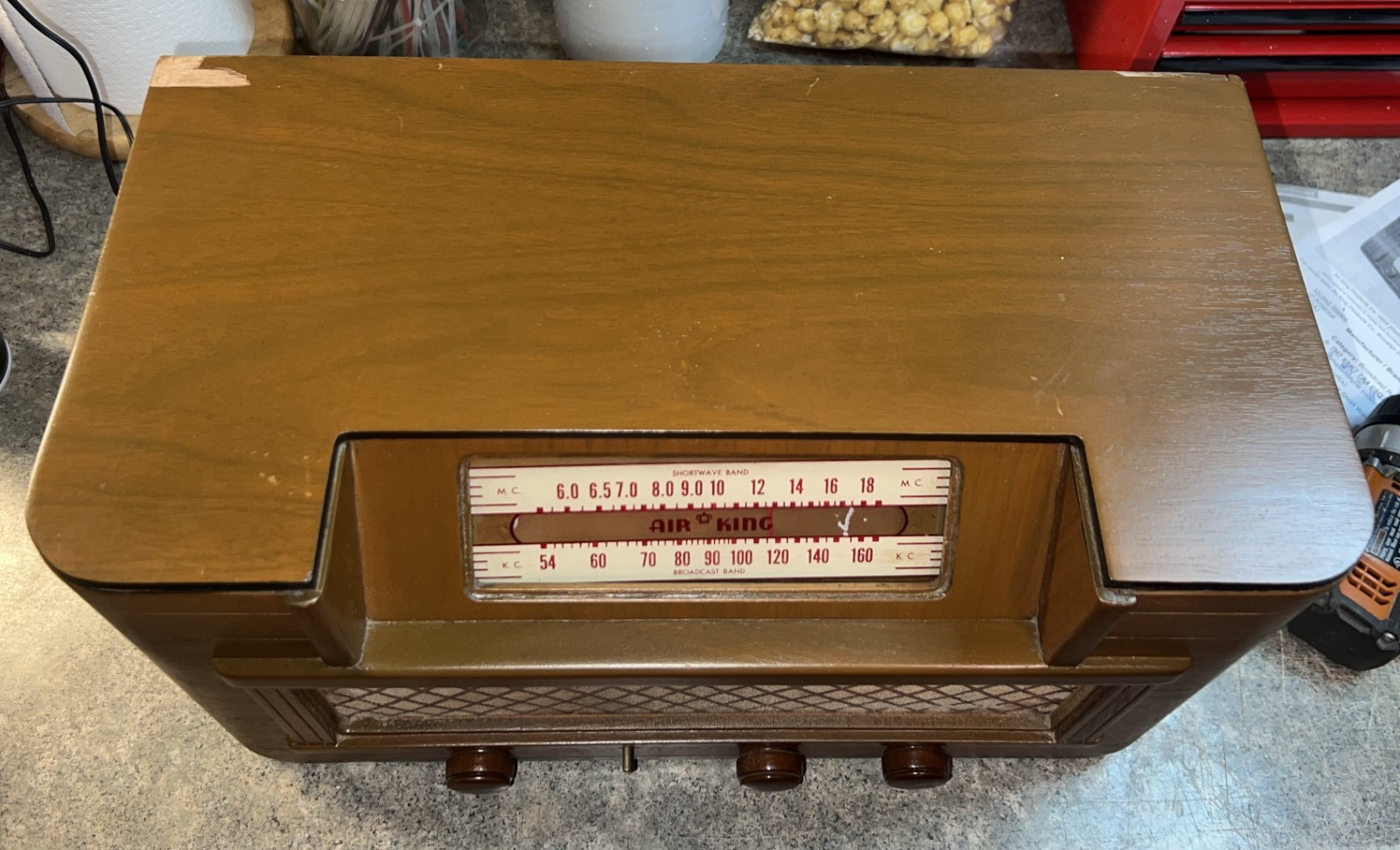 AIR KING Tabletop Broadcast Receiver. Model: 4604. Solid bones for nice rehab!