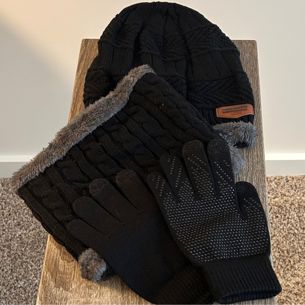 Legendary Whitetails Black and Gray Knit Gloves Set