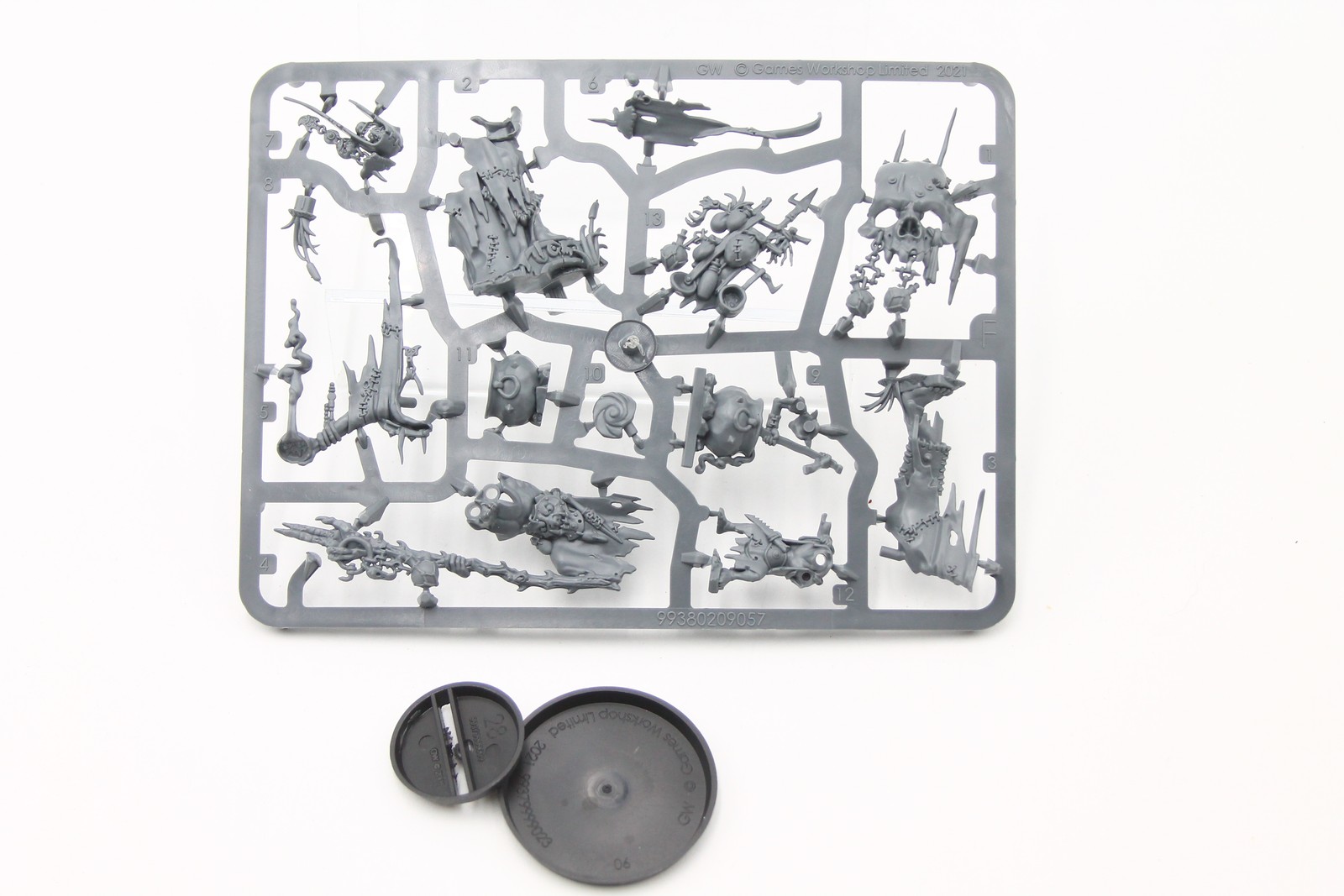Used Warhammer AoS Orruk Warclans: Swampcalla Shaman with Pot-Grot (On Sprue)
