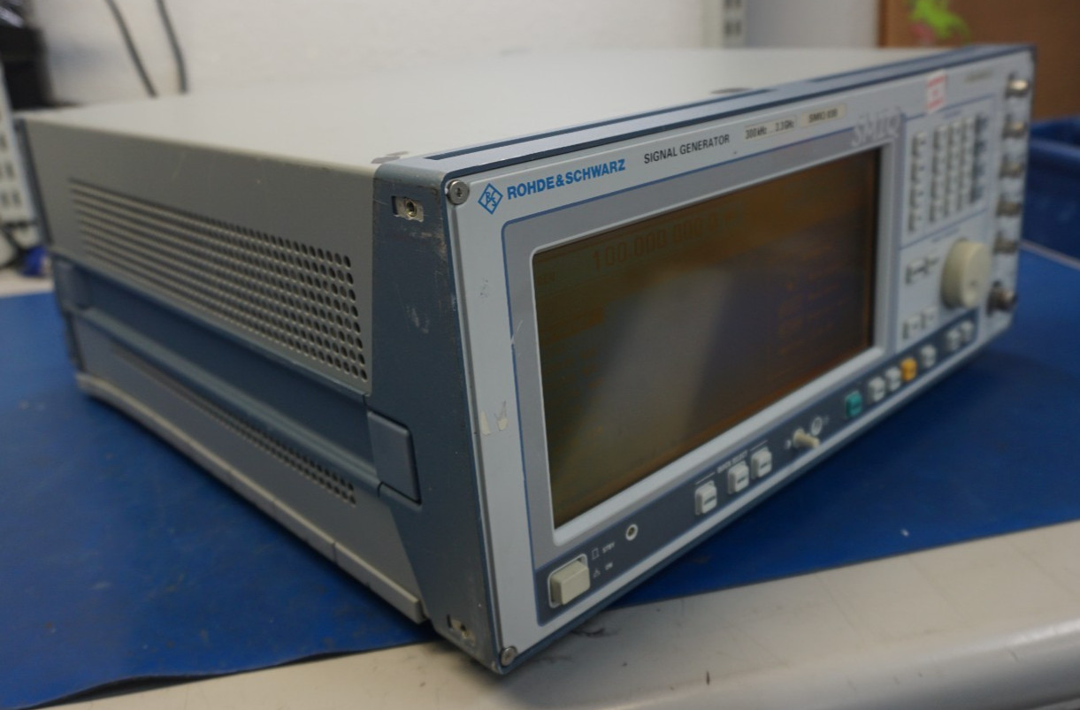 Rohde & Schwarz SMIQ03B, Signal Generator, 300kHz-3.3GHz, LOT OF OPTIONS