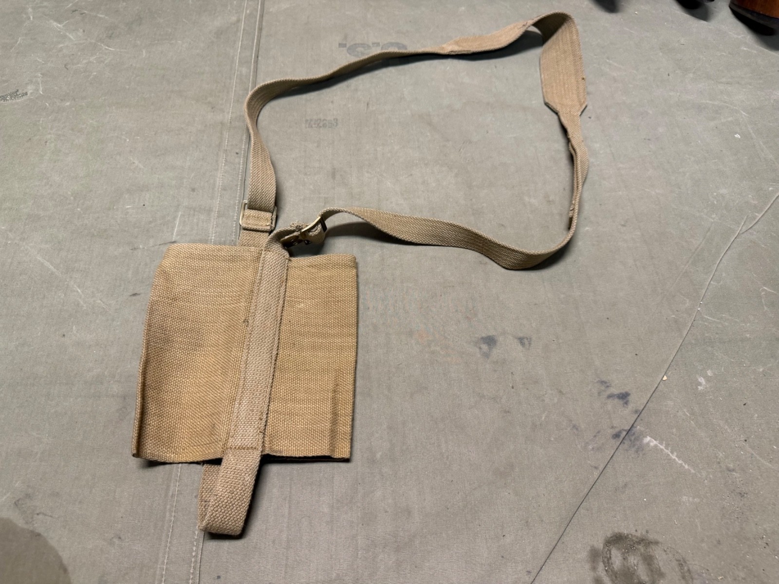 ORIGINAL WWII BRITISH CANADIAN P1937 P37 INFANTRY CANTEEN CARRIER & STRAP-1941