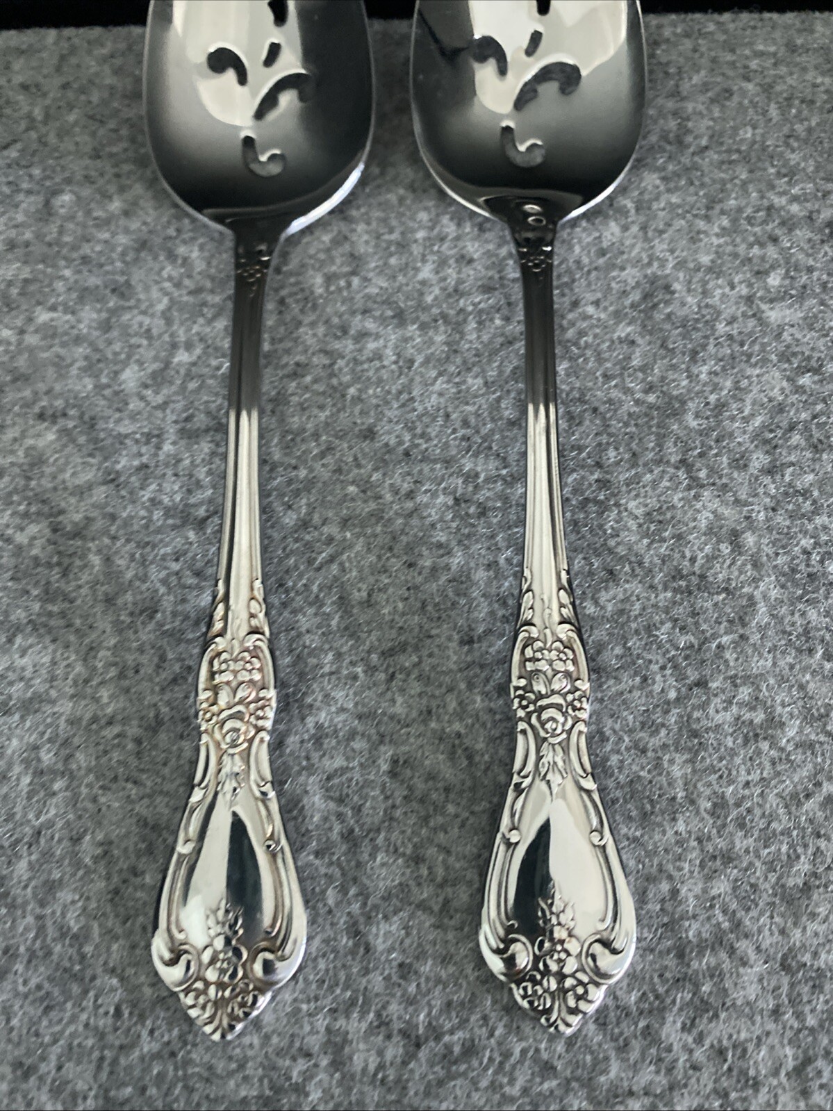 2 Oneida Distinction KENNETT SQUARE Stainless HH Pierced Serving Spoons Flatware