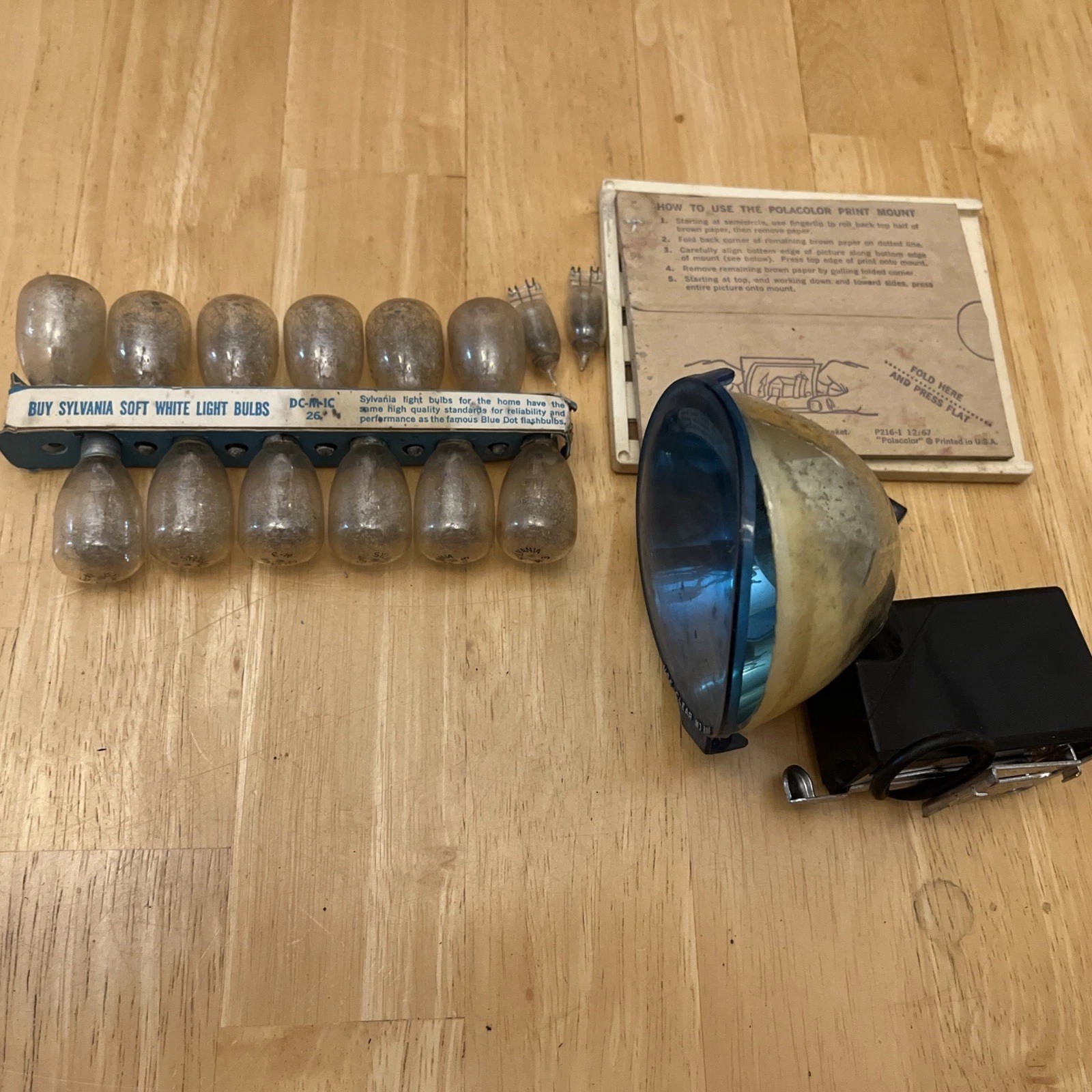 Polaroid Model 268 Flash with Blue Reflector and Cord And Flash Bulbs