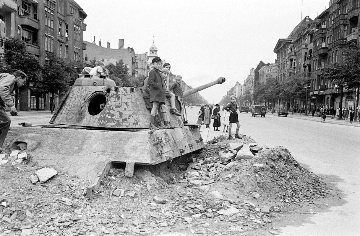 WW2 WWII Photo Children Play on Panther Tank After Surrender  World War Two 4314