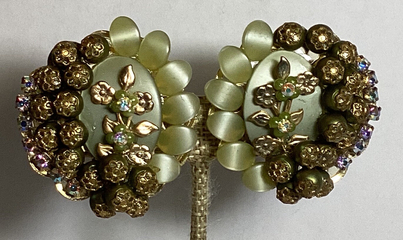 RUNWAY GORGEOUS PAIR OF CLIP-ON EARRINGS GREEN GOLDTONE AB RHINESTONE NICE