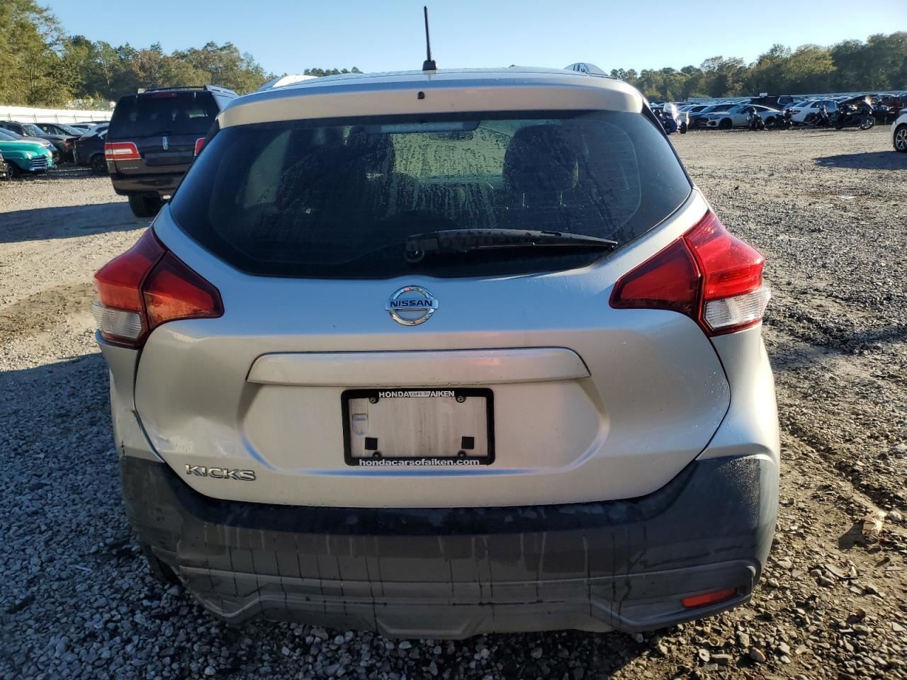 KICKS 2019 Glove Box 4909406