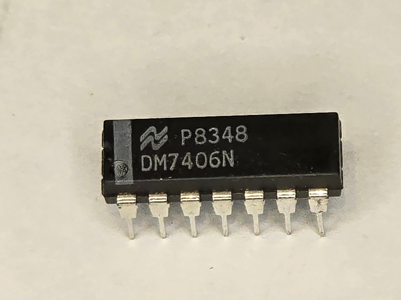 4pcs DM7406N Hex Inverting Buffers  with High Voltage Open-Collector Outputs