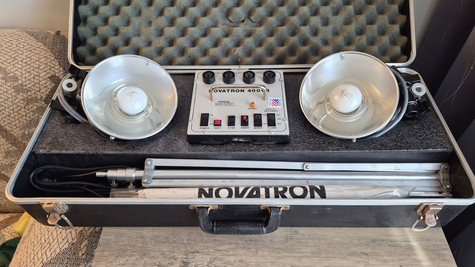 Novatron 400VR Powerpack w/2100 & 2140 heads, stands, umbrellas.+Video