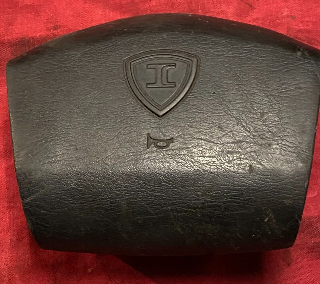 IC BUS  Steering Wheel HORN PAD, COVER, CENTER, DELPHI 3586911C1, BROKEN TAB