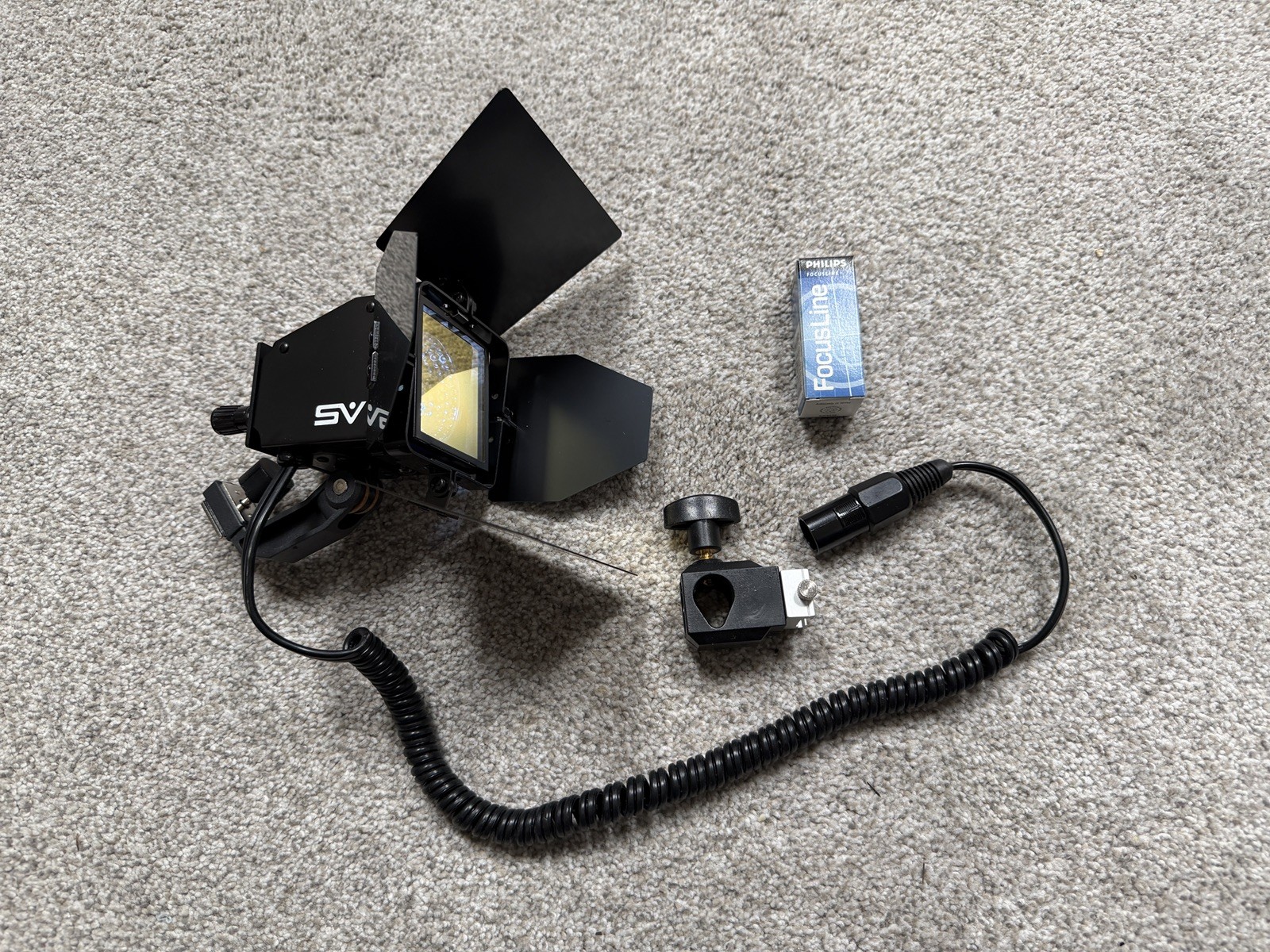 Smith-Victor Camera Mounted Quartz Halogen Digital Video Light SV840