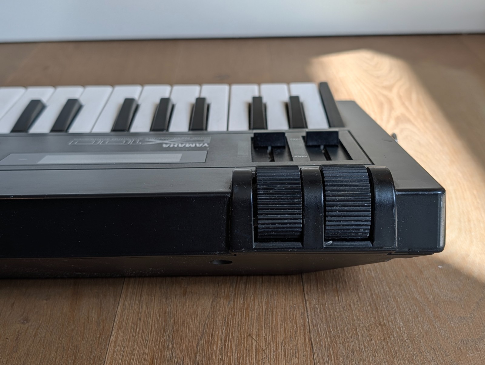 Yamaha DX100 Digital Programmable Algorithm Vintage Synthesizer Keyboard 49-Key
