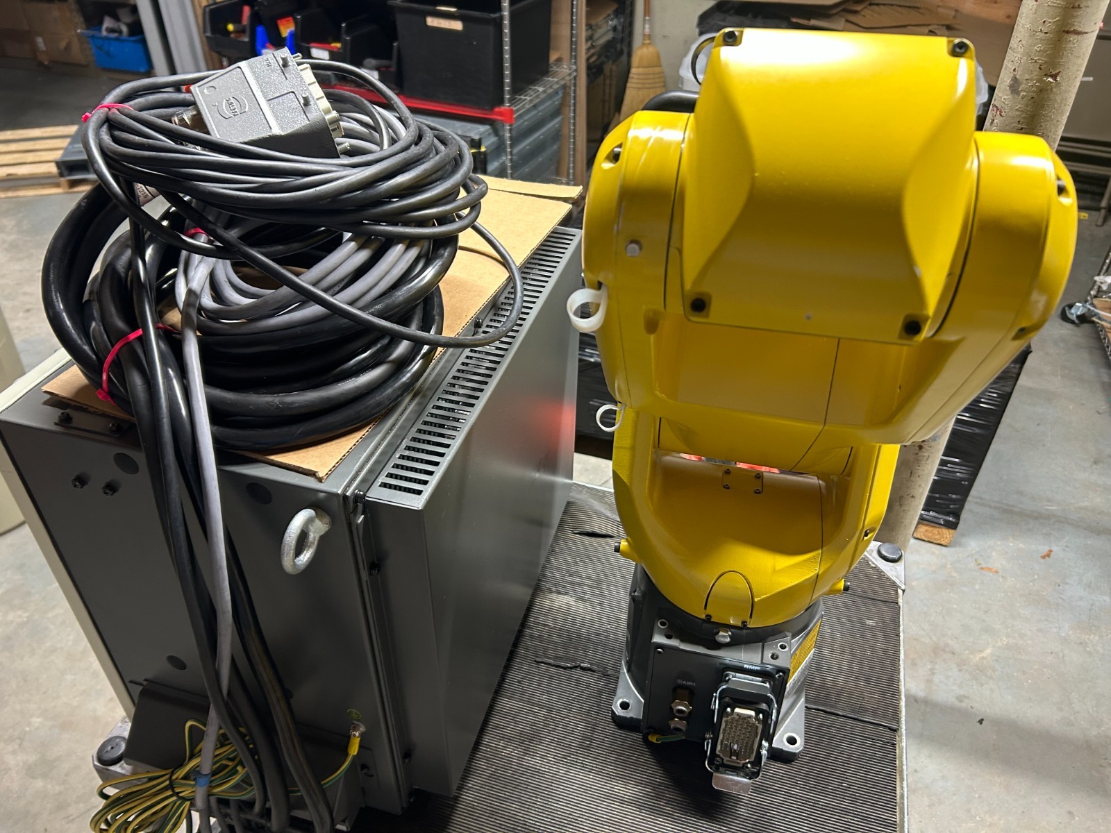 Fanuc LR Mate 200iD w/ R-30iB Controller & i Pendant Handheld unit