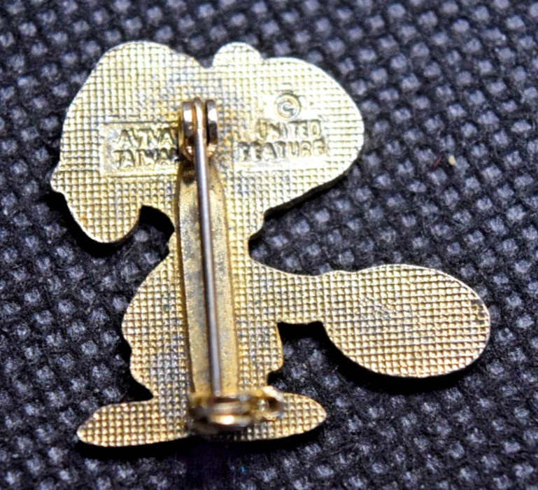 Joe Cool Frisbee Snoopy Lapel Pin