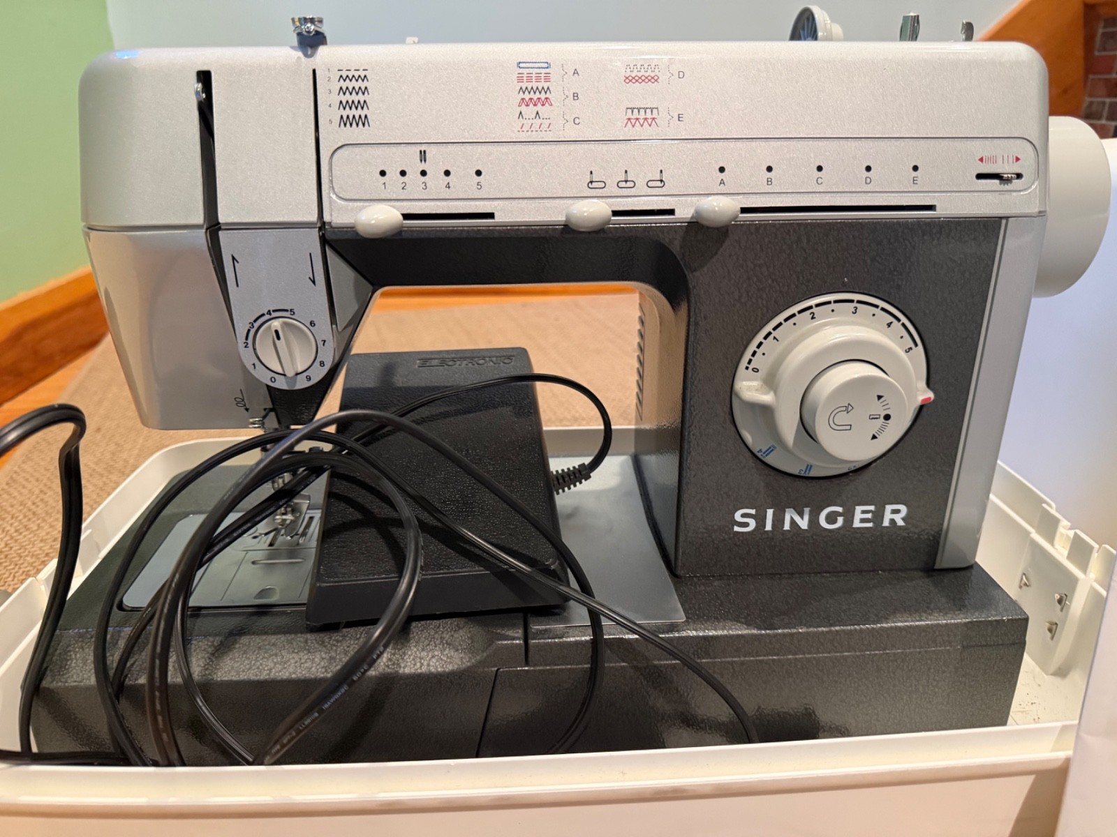 Singer CG-500/550 Sewing Machine Silver/gray High-Quality Machine + case